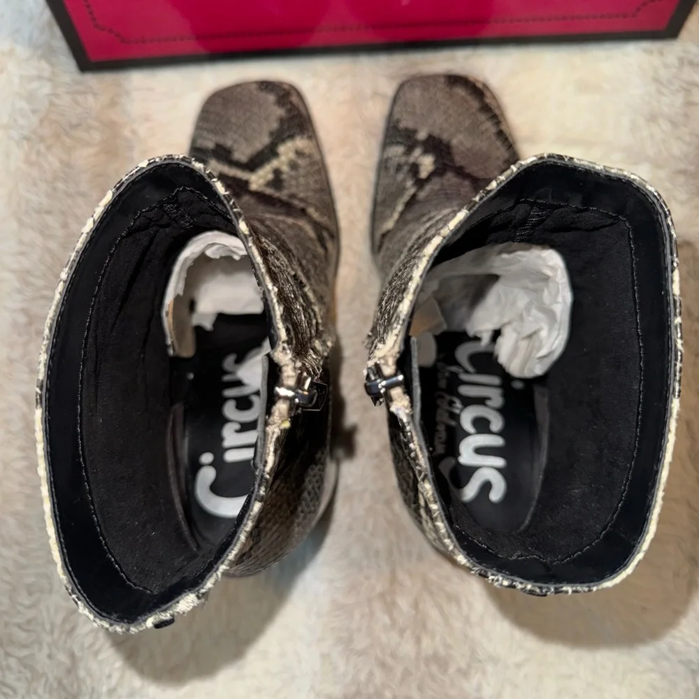 Circus by Sam Edelman Women’s Square Toe Zip-Up Booties